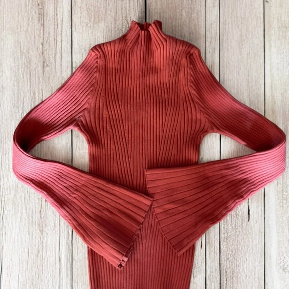 Lu NYC turtle neck with bell sleeves - small (B5) - Picture 2 of 3